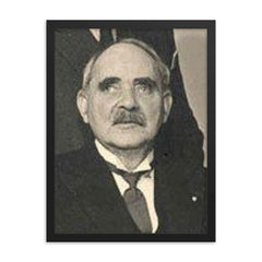 Andrass Samuelsen framed print on a plain backdrop in size 18"x24".