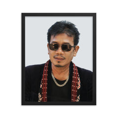 Eddy Silitonga framed print on a plain backdrop in size 16"x20".