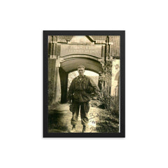 Major Dick Winters, Commander of the 506th Parachute Infantry Regiment, 101st Airborne Division, Holland, 1944 framed print on a plain backdrop in size 12"x16".