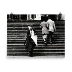 Paul Hogan Leaving the Tate with Jour d'Été - 1956 poster on a plain backdrop in size 8"x10".