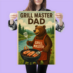 Quote 'grill master dad' Bear in barbecue apron grilling salmon by a river Funny father's day Poster poster 3