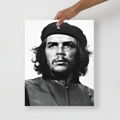 A Che Guevara poster on a plain backdrop in size 16x20”.