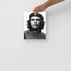 A Che Guevara poster on a plain backdrop in size 8x10”.